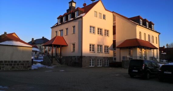 Fotomotiv Aussenansicht Gemeindeamt in Gnaschwitz