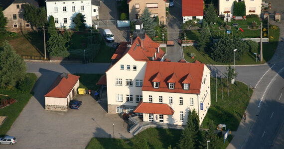Blick auf das Gemeindeamt in Gnaschwitz
